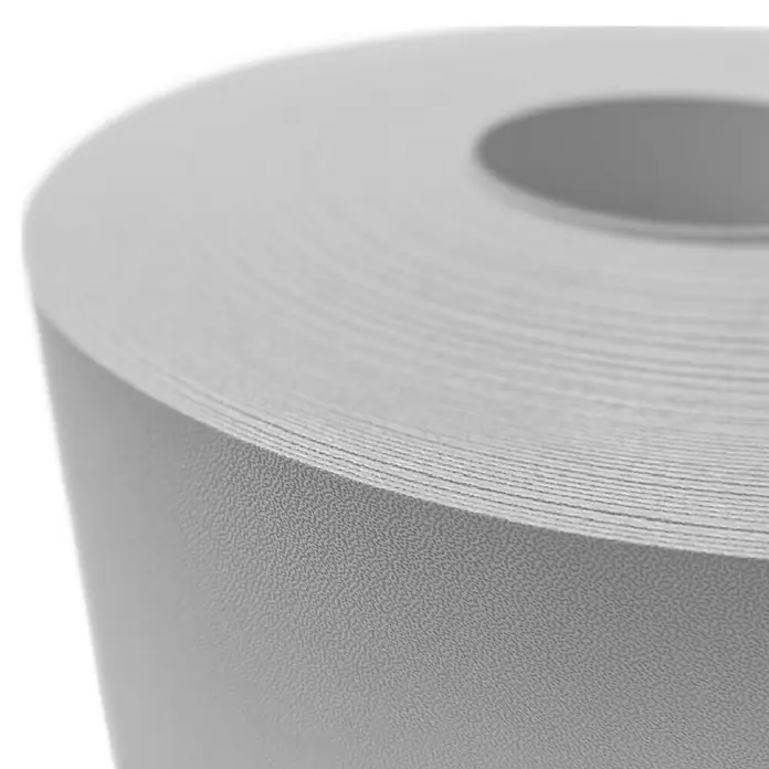 zaun|zu Sichtschutzstreifen Premium DSM - 26 m x 19 cm x 0,1 cm, Lichtgrau - Detailaufnahme einer Rolle grauen Vinylbodens, die seine Textur und das gerollte Design hervorhebt.