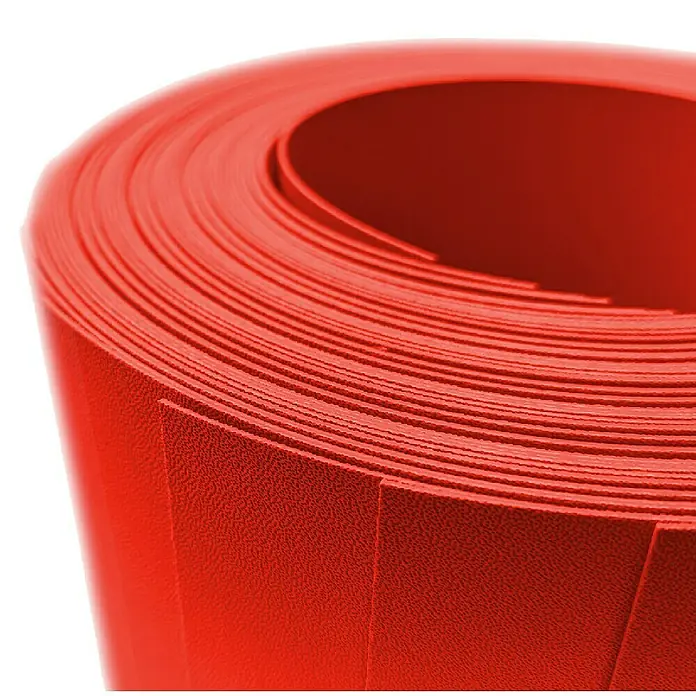 zaun|zu Sichtschutzstreifen Premium - 25,5 m x 19 cm, Rot - Rote Kunststoffplatte aufgerollt. Das Material ist stark und vielseitig einsetzbar, ideal für diverse Bastel- und Bauprojekte.