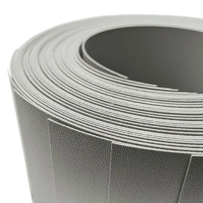 zaun|zu Sichtschutzstreifen Premium - 25,5 m x 19 cm, Steingrau - Nahaufnahme einer Rolle grauer, strukturierter Folie. Ideal für Verpackung oder Bastelprojekte.