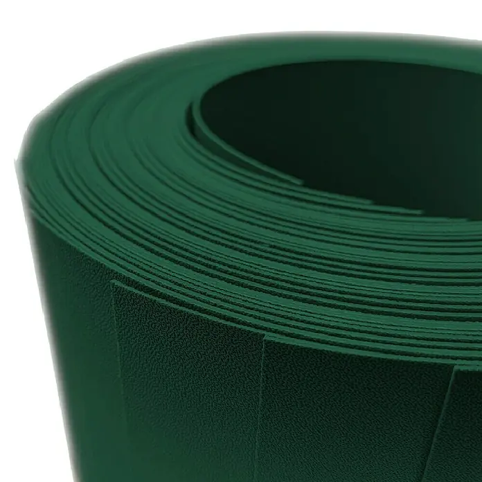 zaun|zu Sichtschutzstreifen Premium - 25,5 m x 19 cm, Grün - Dunkelgrüne Kunststofffolie, aufgerollt präsentiert. Ideal für Bastelprojekte und zur Abdeckung verschiedener Oberflächen.