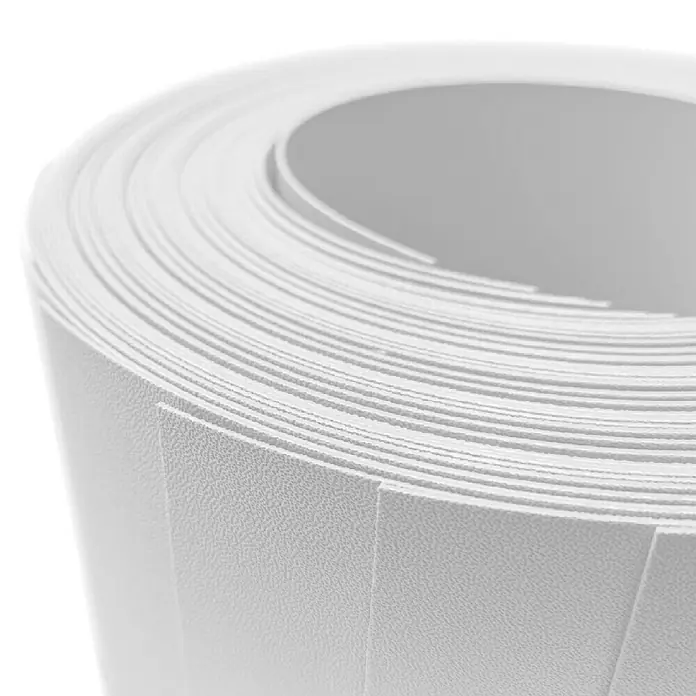 zaun|zu Sichtschutzstreifen Premium - 25,5 m x 19 cm, Weiß - Nahaufnahme einer Rolle weißer, strukturierter Vinylfolie, die für verschiedene Anwendungen verwendet werden kann.