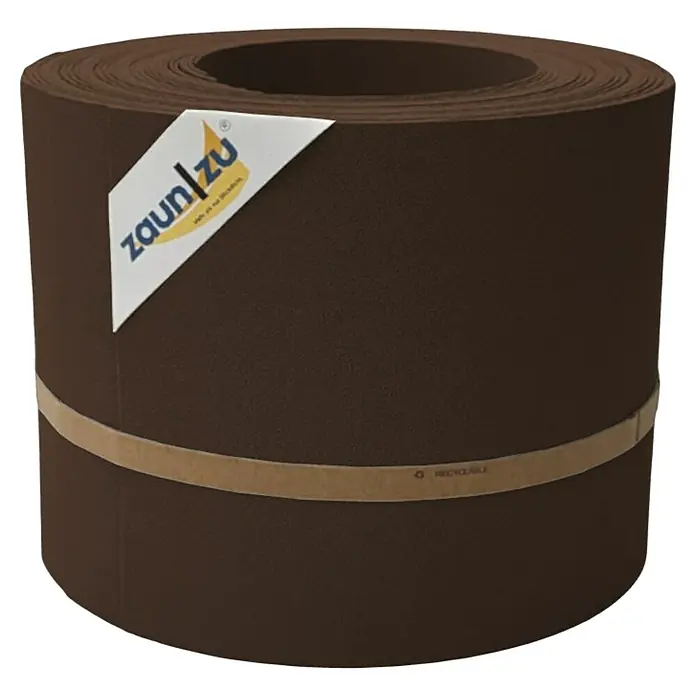 zaun|zu Sichtschutzstreifen Premium - 25,5 m x 19 cm, Braun - Nahaufnahme einer braunen Zaunblende von ZaunZu auf einer Rolle, die mit einem recycelbaren Papierband zusammengehalten wird.