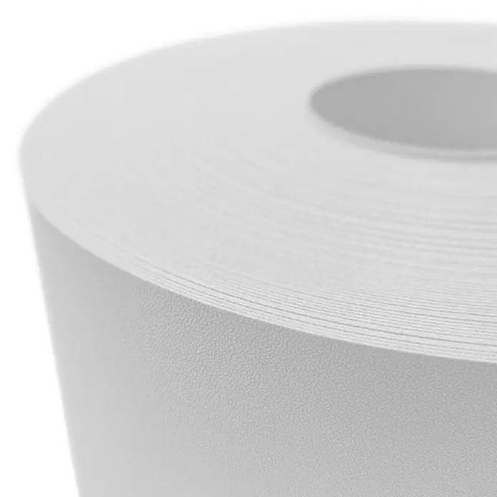 zaun|zu Sichtschutzstreifen Premium DSM - 26 m x 19 cm x 0,1 cm, Weiß transluzent - Nahaufnahme einer Rolle aus mattem, weißen Vinylmaterial, ideal für Bastelarbeiten und Beschriftungen. Seine Textur bietet guten Halt für Anwendungen.