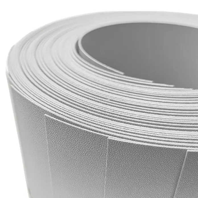 zaun|zu Sichtschutzstreifen Premium - 25,5 m x 19 cm, Lichtgrau - Nahaufnahme einer grauen Rollenware mit feiner Oberflächenstruktur, ideal für Bau- oder Bastelprojekte.