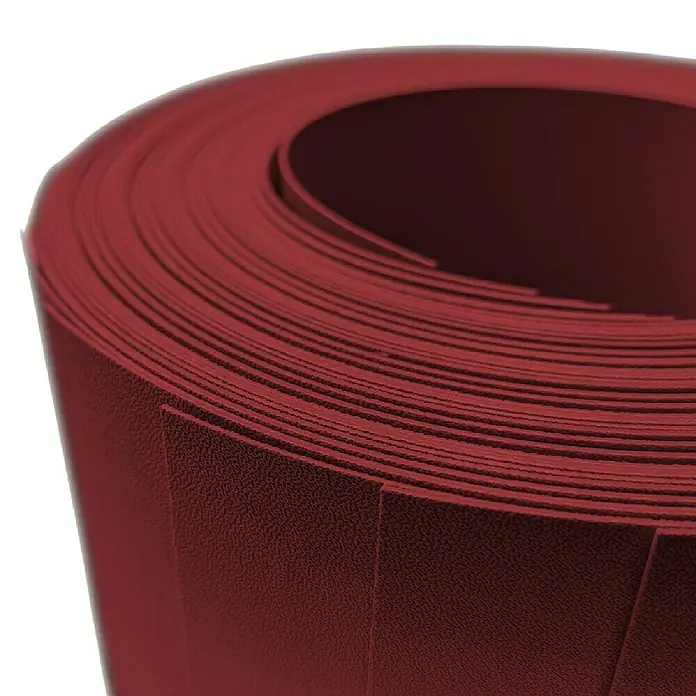 zaun|zu Sichtschutzstreifen Premium - 25,5 m x 19 cm, Bordeauxrot - Nahaufnahme einer Rolle tiefroten Vinylbodens, die die Textur und die dichte Wicklung des Bodenbelags zeigt.