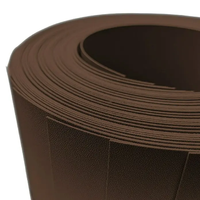 zaun|zu Sichtschutzstreifen Premium - 25,5 m x 19 cm, Braun - Nahaufnahme einer großen Rolle braunen, strukturierten Vinylbodens, die die Schichtung und Textur des Materials hervorhebt.