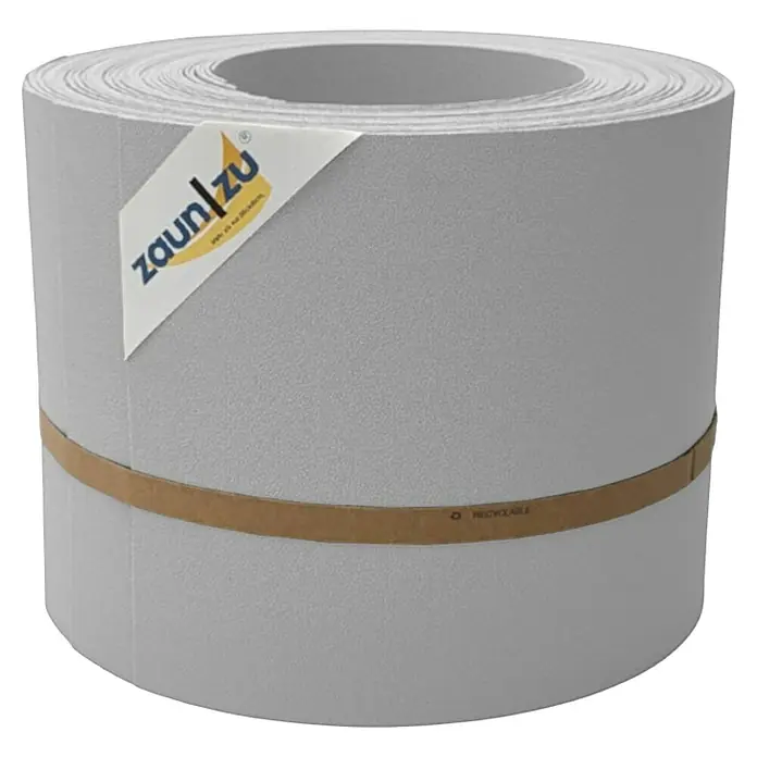 zaun|zu Sichtschutzstreifen Premium - 25,5 m x 19 cm, Lichtgrau - Eine Rolle Zaunfolie in Hellgrau, zusammengehalten von einem braunen Papierband, mit dem Zaun|Zu-Logo.