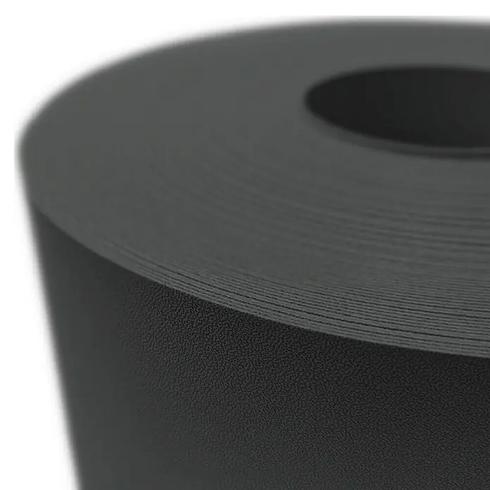 zaun|zu Sichtschutzstreifen Premium 35 m Rolle - 35 m x 19 cm x 0,1 cm, Anthrazit - Nahaufnahme einer Rolle schwarzer Vinylbodenbelag, die Textur und Dicke des Materials hervorhebt. Ideal für moderne Bodenbeläge.