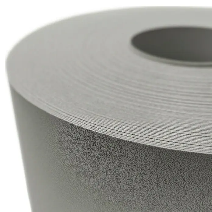 zaun|zu Sichtschutzstreifen Premium - 50 m x 19 cm, Steingrau - Nahaufnahme einer Rolle grauer Papierbeschichtung, die Textur und Wicklung des Materials hervorhebt.\n