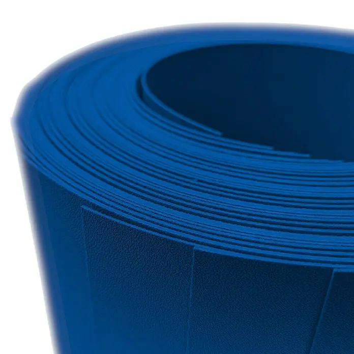 zaun|zu Sichtschutzstreifen Premium - 25,5 m x 19 cm, Blau - Nahaufnahme einer Rolle blauer Gummifolie, die für verschiedene Anwendungen geeignet ist. Robust, flexibel und langlebig.