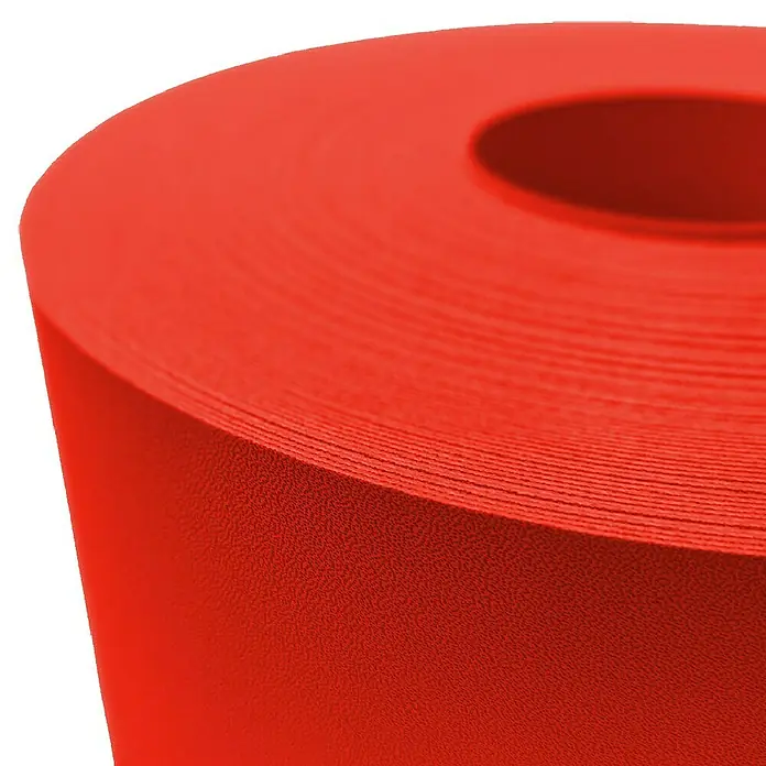 zaun|zu Sichtschutzstreifen Premium DSM - 26 m x 19 cm x 0,1 cm, Rot - Nahaufnahme einer Rolle roten Materials, möglicherweise Gummi oder Kunststoff, das für industrielle Anwendungen geeignet ist.