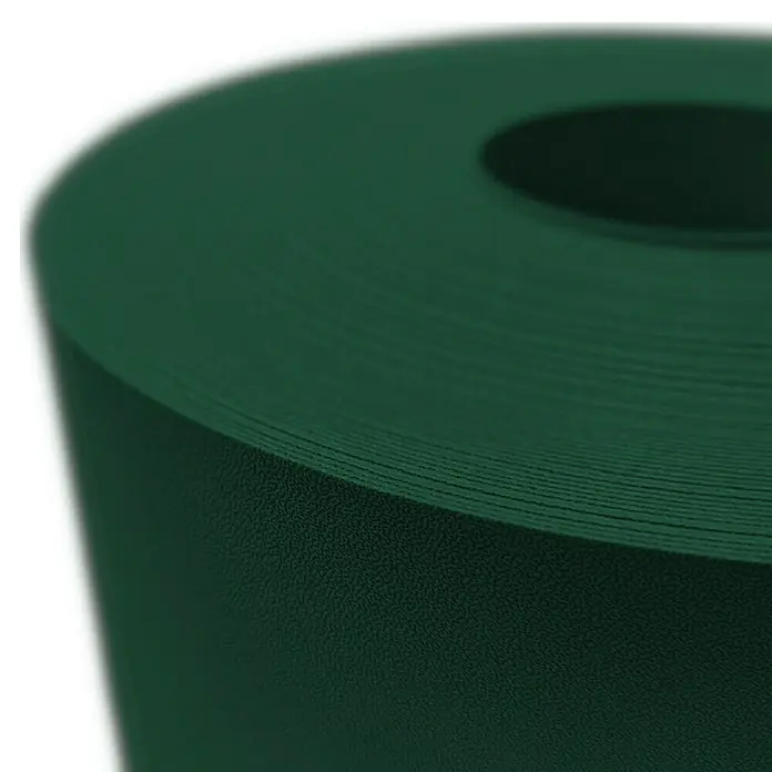 zaun|zu Sichtschutzstreifen Premium - 50 m x 19 cm, Grün - Nahaufnahme einer Rolle dunkelgrünen Bodenbelags, ideal für hochwertige Bodenlösungen in Innenräumen.