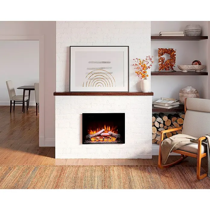 Nora Flames Chimenea eléctrica Popules 70 - Negro, 1.500 W, 18,9 x 72,2 x 51,7 cm - Primer plano de una chimenea de ladrillo blanco con fuego eléctrico, repisa de madera, obras de arte y estantes con objetos decorativos.