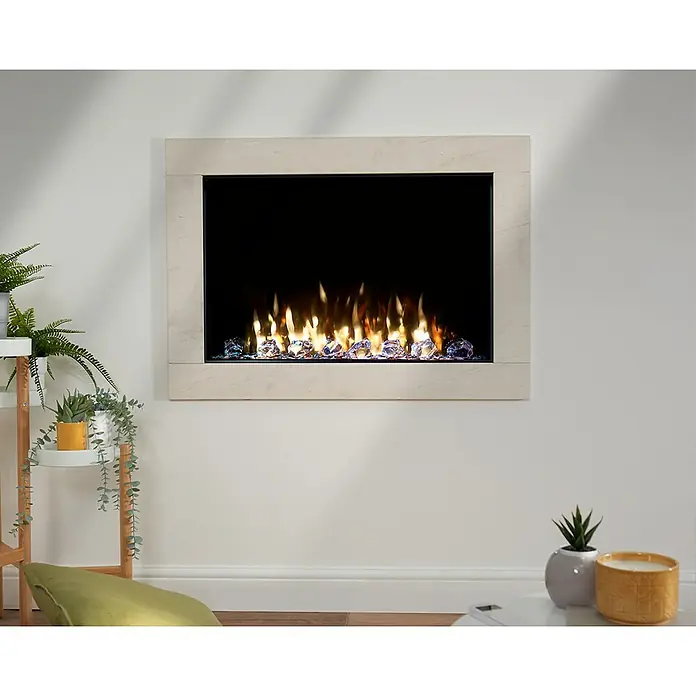 Charlton & Jenrick Chimenea eléctrica i790E Slim - Negro, 1.500 W, 18 x 81,6 x 64,2 cm - Imagen de una chimenea eléctrica de pared moderna con cristales decorativos y llamas simuladas, enmarcada en un marco color crema.