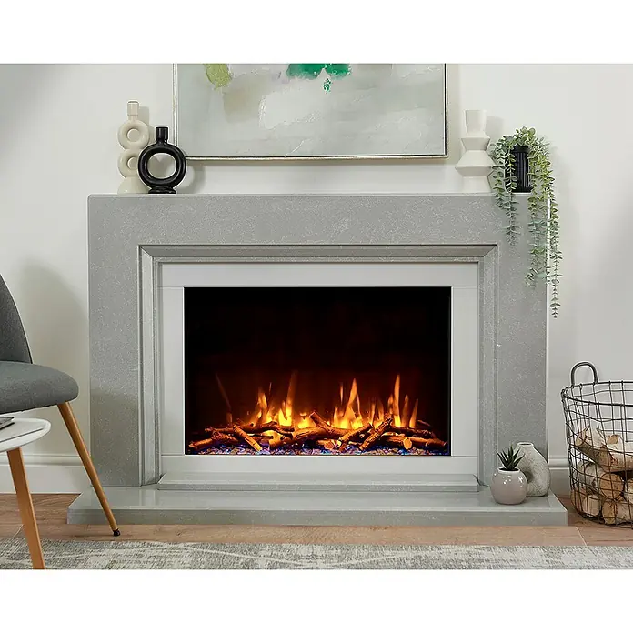 Charlton & Jenrick Chimenea eléctrica i790E Slim - Negro, 1.500 W, 18 x 81,6 x 64,2 cm - Primer plano de una chimenea eléctrica con troncos simulados y detalles azules, enmarcada por un marco de piedra gris.