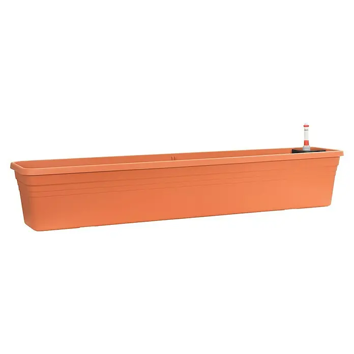 Elho Bewässerungsbalkonkasten Florus Mediterran - Außenmaß (L x B x H): 100 x 18 x 38 cm, Kunststoff, Terra - Aufnahme einer länglichen, kupferfarbenen Pflanzbox mit einer Wasserstandsanzeige, ideal für Balkone und Terrassen.
