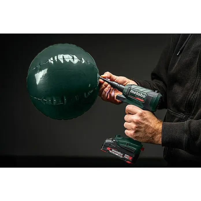 Metabo CAS 18V Akku-Blaspistole BP 18 LTX BL - Ohne Akku, Luftmenge: 0,7 m³/min - Eine Metabo BP 18 LTX BL Akku-Luftpumpe pumpt einen grünen Ballon auf. Diese Luftpumpe ist ideal für unterwegs und für den Heimgebrauch.