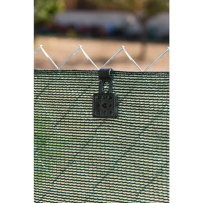 Faura Clip de fijación para malla de sombreo - Plástico, Negro, 12 ud. - Primer plano de un clip de fijación negro que sujeta una malla de sombreo verde a una valla metálica.