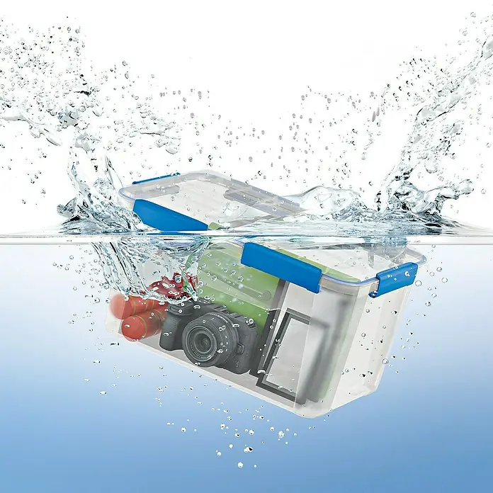 Aufbewahrungsbox Wasserdicht - L x B x H: 57,8 x 38,2 x 31,8 cm, Kunststoff, Transparent - Eine wasserdichte Aufbewahrungsbox mit blauem Verschluss, halb im Wasser versunken, schützt Kamera und andere Gegenstände.