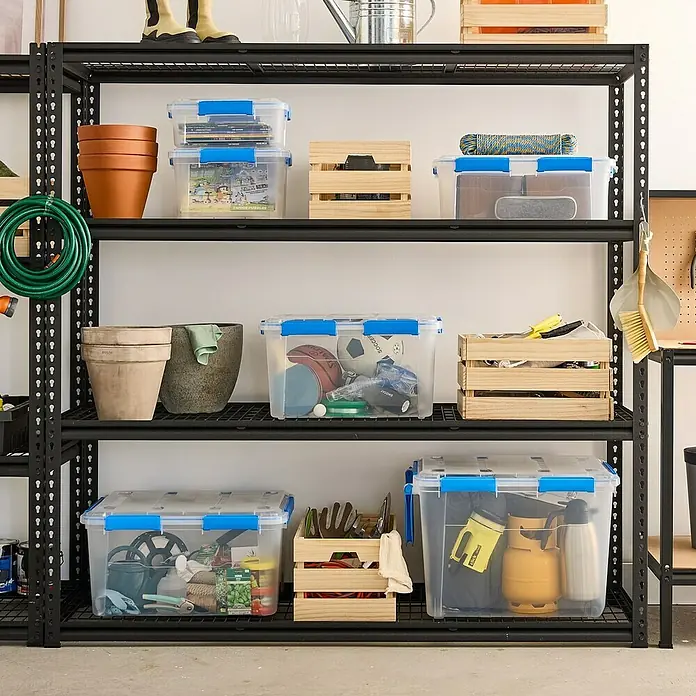 Aufbewahrungsbox Wasserdicht - L x B x H: 57,8 x 38,2 x 21,7 cm, Kunststoff, Transparent - Bild von einem schwarzen Metallregal mit mehreren durchsichtigen Aufbewahrungsboxen und Holzkisten, die verschiedene Gegenstände enthalten.