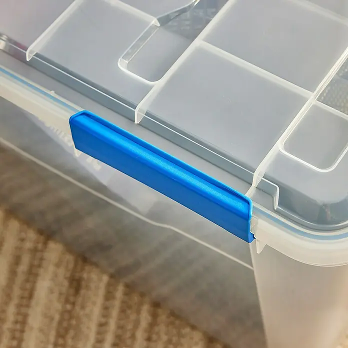 Aufbewahrungsbox Wasserdicht - L x B x H: 66,6 x 46,9 x 45,9 cm, Kunststoff, Transparent - Detailaufnahme einer Aufbewahrungsbox mit blauem Verschlussclip, ideal zur Organisation von Gegenständen.