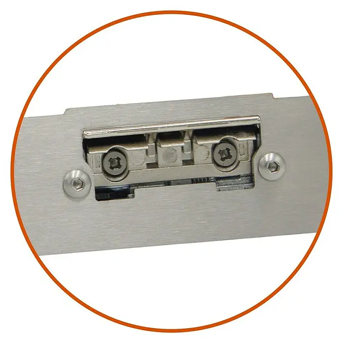 Splendoor Tagesfalle - Passend für: Splendoor Haustüren Thermodoor PLUS, DIN Anschlag: Links - Detailansicht einer silbernen Metallschiene mit Schrauben und einem roten Pfeil, der eine Verschiebung andeutet.