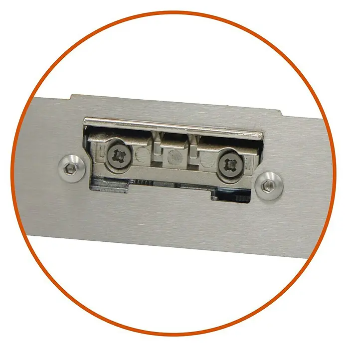 Splendoor Tagesfalle - Passend für: Splendoor Haustüren Thermodoor PLUS, DIN Anschlag: Rechts - Nahaufnahme einer Metallschiene mit Schrauben und einem roten Pfeil, der die Bewegung anzeigt.