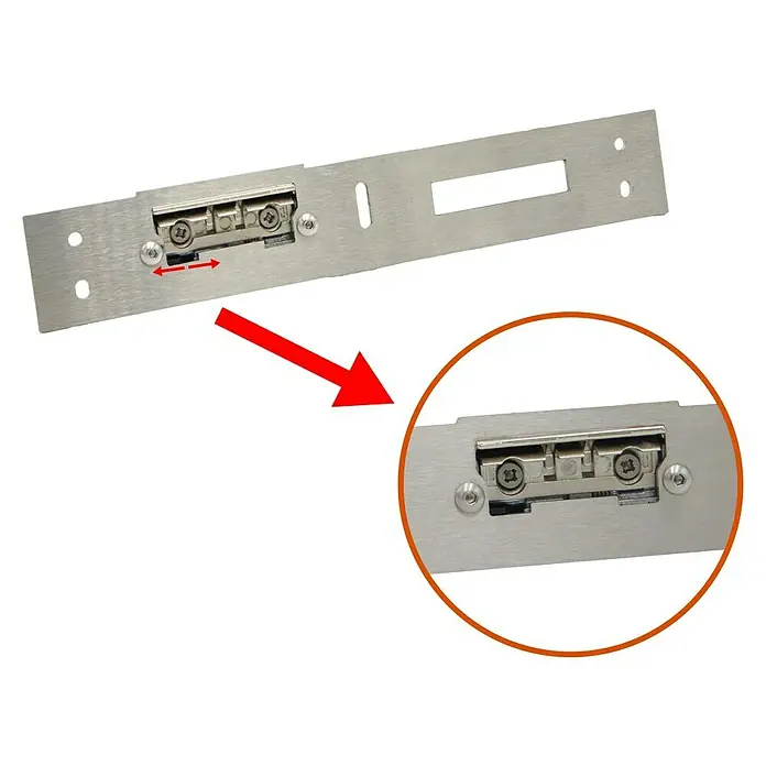 Splendoor Tagesfalle - Passend für: Splendoor Haustüren Thermodoor PLUS, DIN Anschlag: Links - Metallplatte mit verstellbarer Halterung und Markierungen, die auf die Verstellbarkeit hinweisen. Ideal für präzise Montageanwendungen.