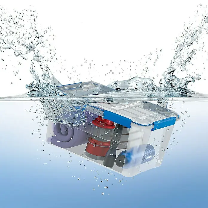 Aufbewahrungsbox Wasserdicht - L x B x H: 64 x 47 x 33,3 cm, Kunststoff, Transparent - Ein durchsichtiger, wasserdichter Aufbewahrungsbehälter mit blauem Verschluss, der Gegenstände enthält, ist ins Wasser getaucht.