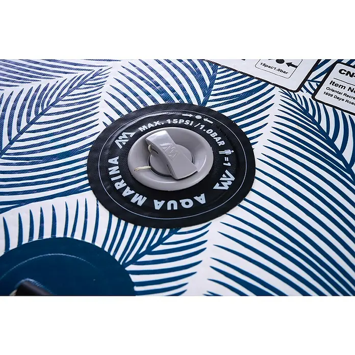 Aqua Marina SUP-Board Pure Air Tropic 10,6" - L x B x H: 320 x 81 x 15 cm, Nutzlast: 140 kg, 1 Stk., Aufblasen - Nahaufnahme des Aqua Marina SUP-Ventils mit blau-weißem Palmenmuster im Hintergrund.
