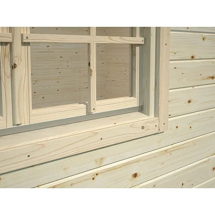 Palmako Gartenhaus - Außenmaß inkl. Dachüberstand (B x T): 514 x 524 cm, Holz, Grau - Detailansicht eines Holzfensters mit Rahmen und Fensterbank, Teil einer Blockhütte oder Gartenhauses. Helle Holzmaserung sichtbar.