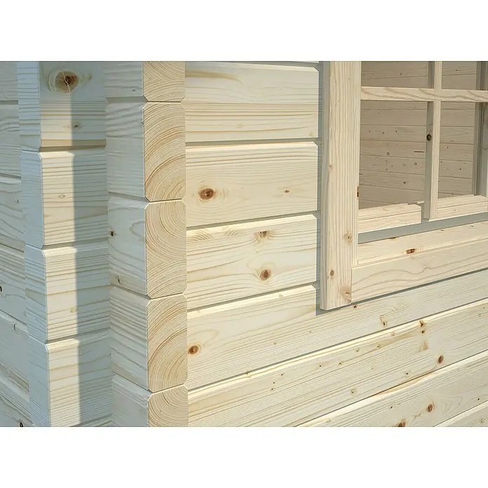 Palmako Gartenhaus - Außenmaß inkl. Dachüberstand (B x T): 514 x 524 cm, Holz, Natur, unbehandelt - Detailaufnahme eines Blockhauses mit sichtbaren Holzverbindungen und Fensterrahmen, das die natürliche Holzstruktur hervorhebt.