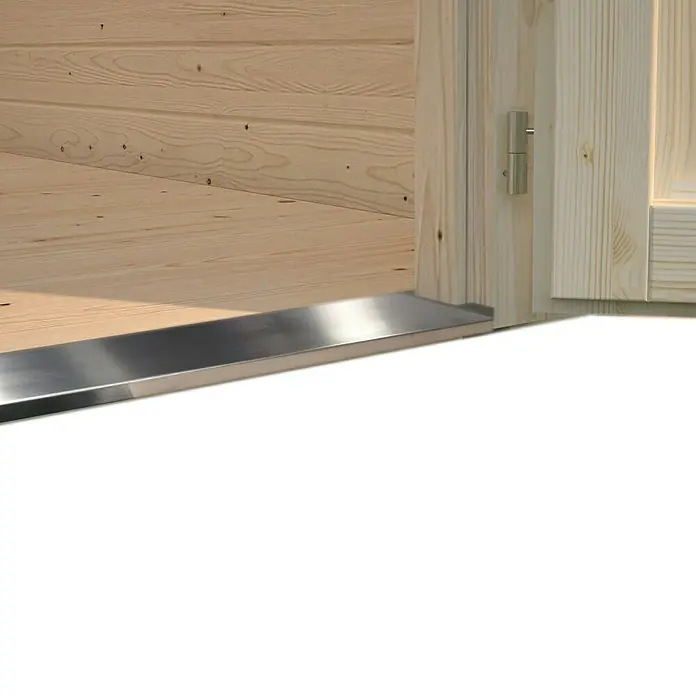 Palmako Gartenhaus - Außenmaß inkl. Dachüberstand (B x T): 514 x 524 cm, Holz, Natur, tauchgrundiert - Detailansicht einer glänzenden Türschwelle aus Metall in einem Holzgebäude, die einen eleganten Übergang schafft.
