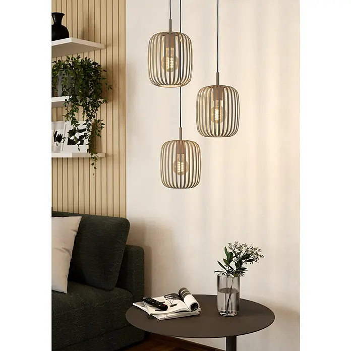 Eglo Romazzina Pendelleuchte - 120 W, Ø x H: 46 x 110 cm, Sand, E27 - Drei moderne Pendelleuchten mit dekorativen Holzstreben und warmen Glühbirnen, die eine gemütliche Atmosphäre schaffen. Elegantes Design für Wohnräume.