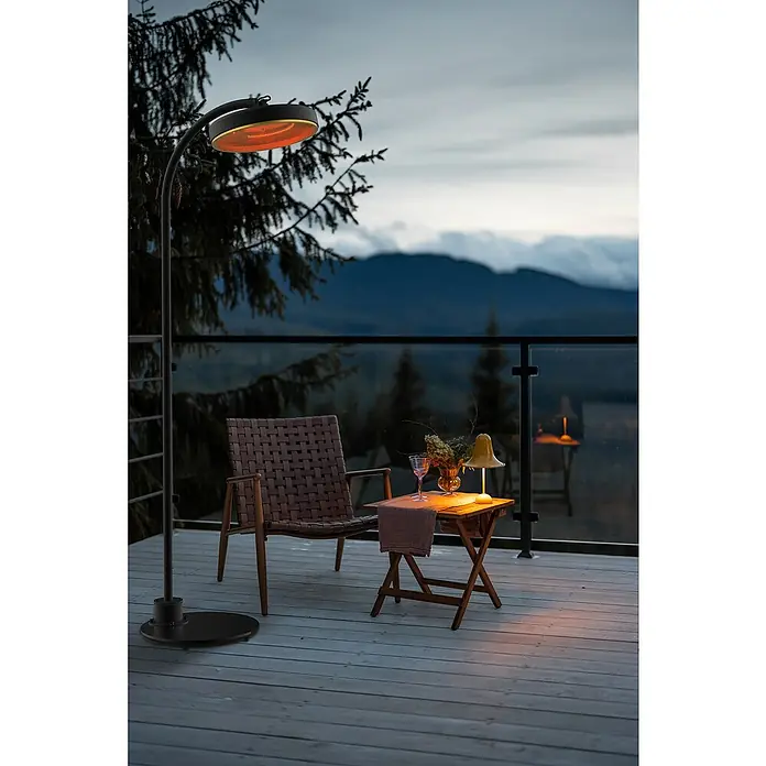 GardWell Heizstrahler Banana Jakana - 2.000 W, Schwarz, Höhe: 2,24 cm - Gemütliche Terrasse mit Heizstrahler und Korbsessel. Stimmungsvolle Beleuchtung durch Tischlampe, perfekte Atmosphäre zum Entspannen im Freien.