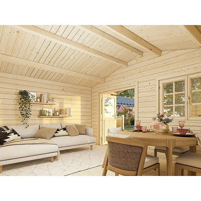 Palmako Gartenhaus - Außenmaß inkl. Dachüberstand (B x T): 514 x 524 cm, Holz, Natur, tauchgrundiert - Helles Wohnzimmer mit Holztäfelung, Sofa, Regalen und einem Esstisch, der das gemütliche und natürliche Ambiente des Raumes hervorhebt.