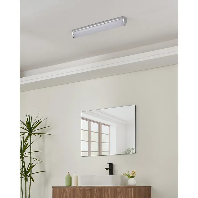Eglo LED-Wand- & Deckenleuchte Gita 2 - 16 W, L x B x H: 60 x 7,5 x 7,5 cm, Weiß, Neutralweiß - Eine moderne Badezimmerleuchte in Silberoptik ist an der Decke montiert und sorgt für helles Licht im Raum.