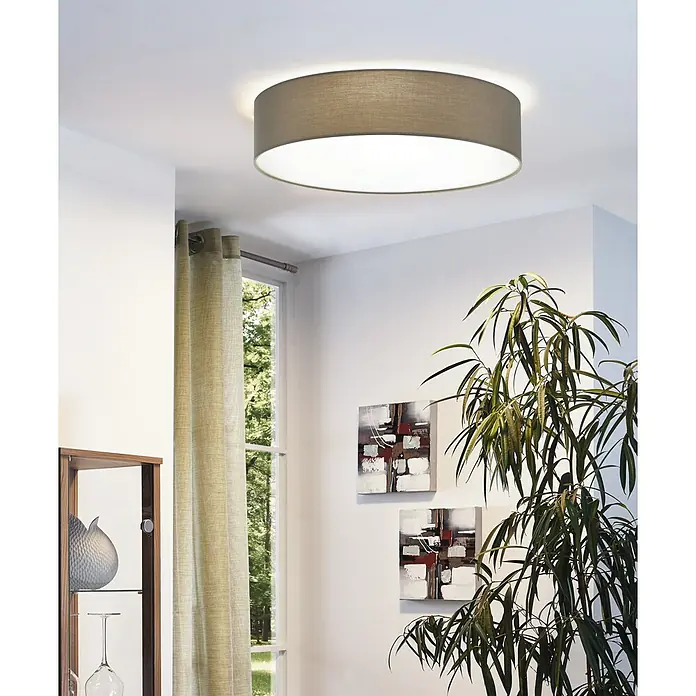 Eglo Pasteri Deckenleuchte rund - 180 W, Ø x H: 570 mm x 15 cm, Taupe, Weiß, E27 - Eine moderne, runde Deckenleuchte mit einem grauen Lampenschirm sorgt für warmes Licht in einem stilvollen Wohnraum.