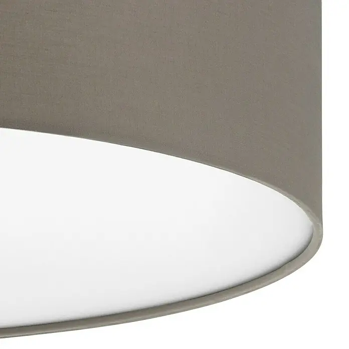 Eglo Pasteri Deckenleuchte rund - 180 W, Ø x H: 570 mm x 15 cm, Taupe, Weiß, E27 - Nahaufnahme einer grauen Deckenleuchte, die ein sanftes, diffuses Licht ausstrahlt. Das minimalistische Design fügt sich nahtlos in jeden Raum ein.