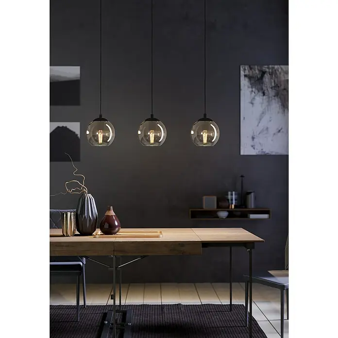 Eglo Pendelleuchte Ariscani - L x B x H: 76,5 x 16,5 x 110 cm, Rauchschwarz, Schwarz, E27 - Drei moderne Pendelleuchten mit rauchfarbenen Glasschirmen über einem Esstisch. Elegantes Design für stilvolle Beleuchtung im Essbereich.
