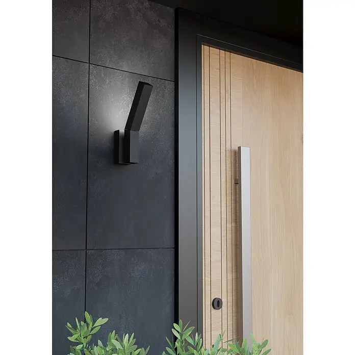 Eglo LED-Außenwandleuchte Ugento - 9 W, 60 x 15,5 x 31,5 cm, Schwarz, IP44 - Moderne Außenansicht mit einer stilvollen Tür und einer eleganten, schwarzen Wandleuchte, die das zeitgenössische Design hervorhebt.