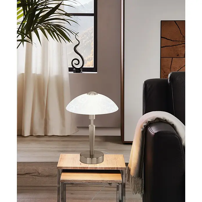 Eglo Tischleuchte rund Solo - 60 W, Nickel/ Weiß - Eine elegante Tischlampe mit einem weißen Lampenschirm und einem silberfarbenen Sockel, die auf einem kleinen Tisch steht.