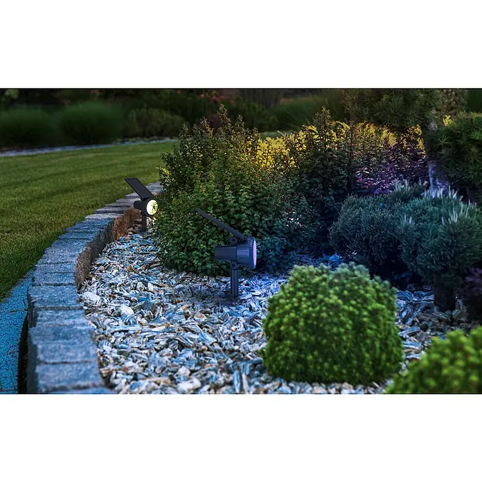 Eglo Solar-Erdspieß Sambuco - 3 W, L x B x H: 17,5 x 10 x 37,5 cm, Schwarz, IP44, 230 lm - Gartenlandschaft mit Solarstrahlern, die Büsche und Sträucher beleuchten, und eine gemütliche Atmosphäre schaffen.