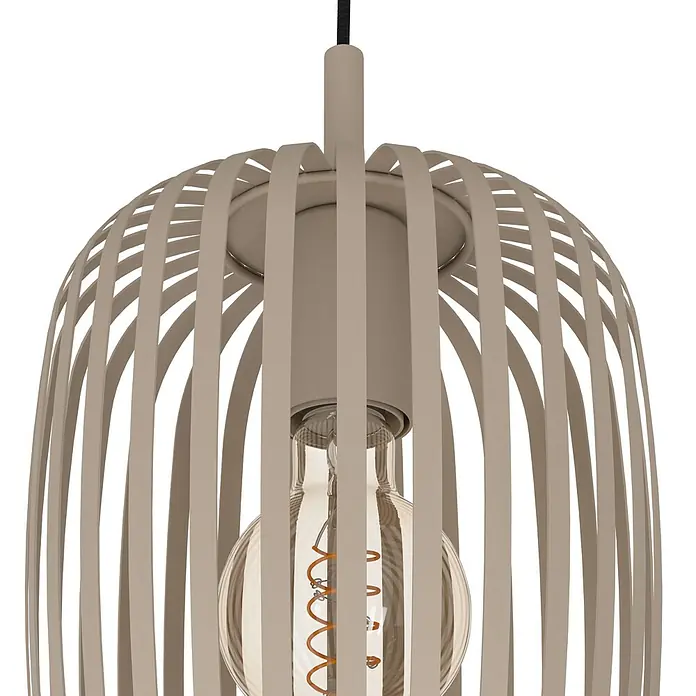 Eglo Romazzina Pendelleuchte - 120 W, Ø x H: 46 x 110 cm, Sand, E27 - Nahaufnahme einer modernen Pendelleuchte mit einem Lampenschirm aus Holzlatten und einer Edison-Glühbirne.
