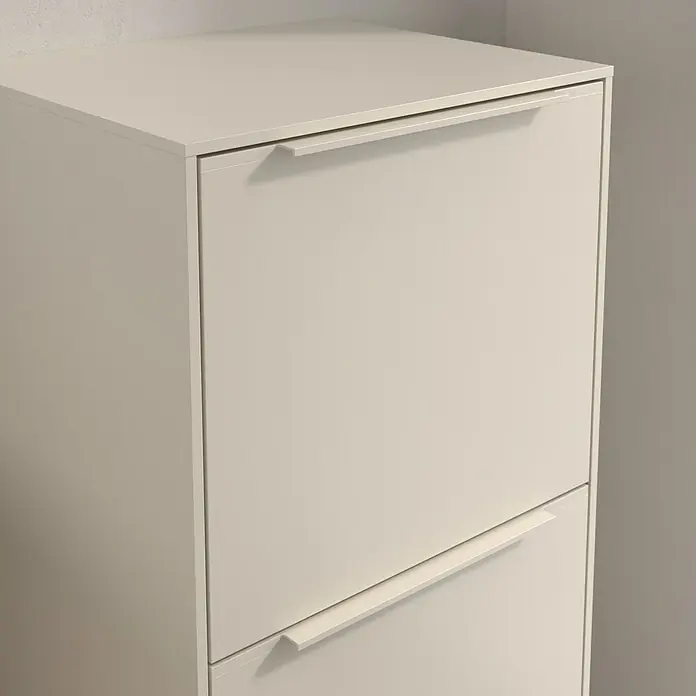 Villeroy & Boch Subway 3.0 Seitenschrank - B x T x H: 40 x 36,2 x 86 cm, Cashmere Grey, DIN Anschlag: Rechts, Farbe Griff: Monochrom - Nahaufnahme eines weißen Schuhschranks mit zwei Fächern und Griffen, der Stauraum und Ordnung bietet.