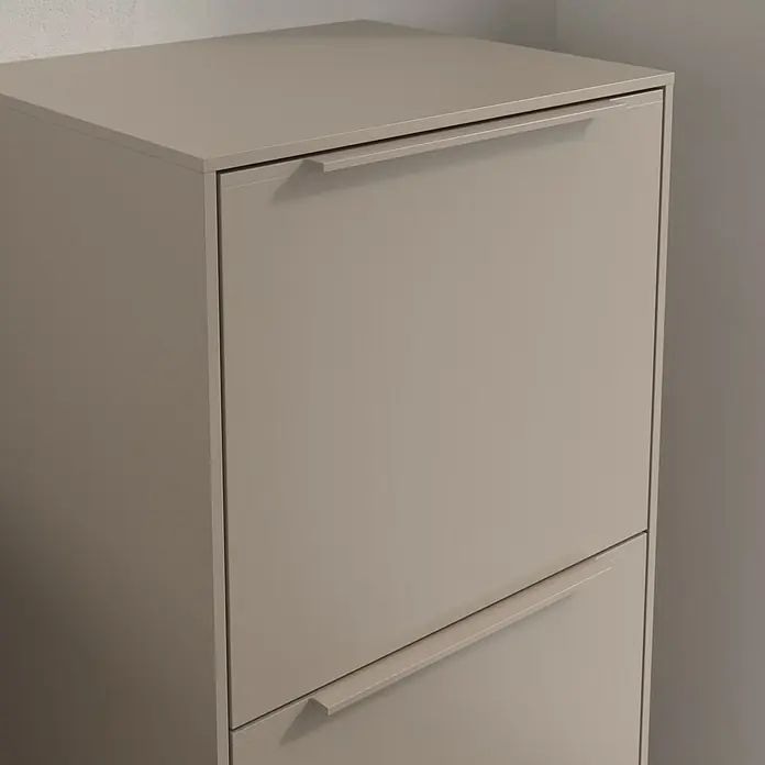 Villeroy & Boch Subway 3.0 Seitenschrank - B x T x H: 40 x 36,2 x 86 cm, Taupe, DIN Anschlag: Rechts, Farbe Griff: Monochrom - Nahaufnahme eines beigefarbenen Schuhschranks mit zwei Schubladen und langen, schmalen Griffen vor einer hellgrauen Wand.