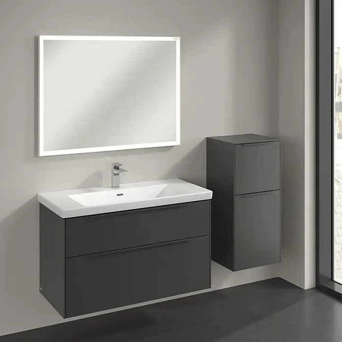 Villeroy & Boch Subway 3.0 Seitenschrank - B x T x H: 40 x 36,2 x 86 cm, Graphite, DIN Anschlag: Rechts, Farbe Griff: Monochrom - Ein modernes Badezimmer-Ensemble mit einem Unterschrankwaschtisch in Grau, einem passenden Spiegelschrank mit Beleuchtung und einem Hängeschrank.