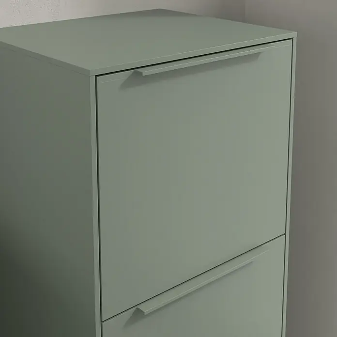 Villeroy & Boch Subway 3.0 Seitenschrank - B x T x H: 40 x 36,2 x 86 cm, Soft Green, DIN Anschlag: Rechts, Farbe Griff: Monochrom - Nahaufnahme eines grünen Schuhschranks mit zwei Fächern und Griffen, der im Flur steht.