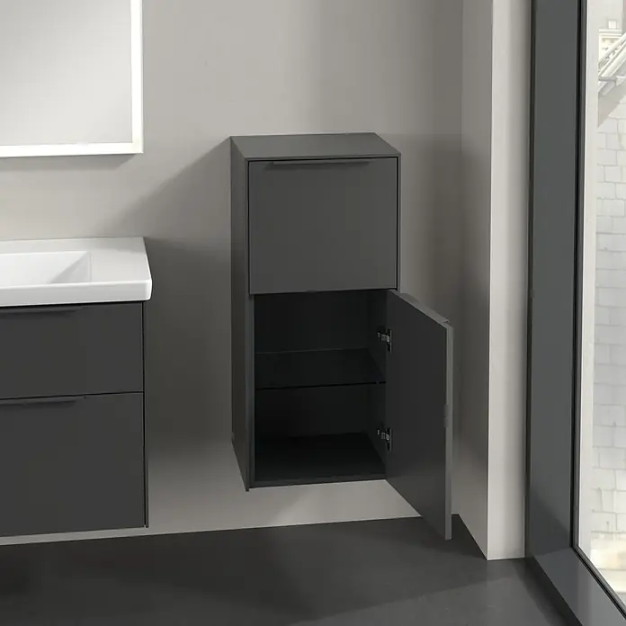 Villeroy & Boch Subway 3.0 Seitenschrank - B x T x H: 40 x 36,2 x 86 cm, Graphite, DIN Anschlag: Rechts, Farbe Griff: Monochrom - Grauer Badezimmerschrank mit Glasböden und einer offenen Tür, montiert an einer Wand neben einem Waschbecken.