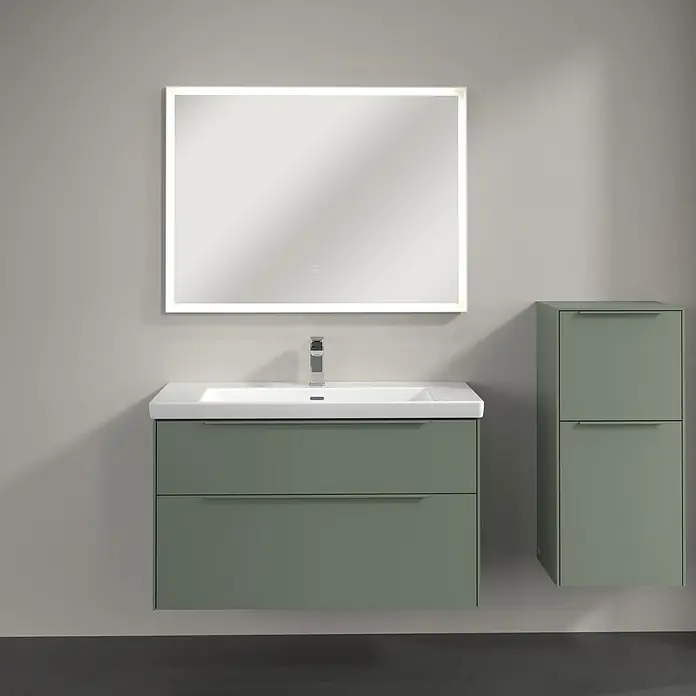 Villeroy & Boch Subway 3.0 Seitenschrank - B x T x H: 40 x 36,2 x 86 cm, Soft Green, DIN Anschlag: Rechts, Farbe Griff: Monochrom - Ein modernes Badezimmer-Ensemble mit einem olivgrünen Waschtischunterschrank, einem passenden Hochschrank und einem beleuchteten Spiegel.